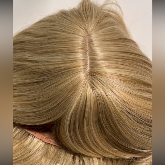 Short blonde synthetic wig - Picture 5 of 6